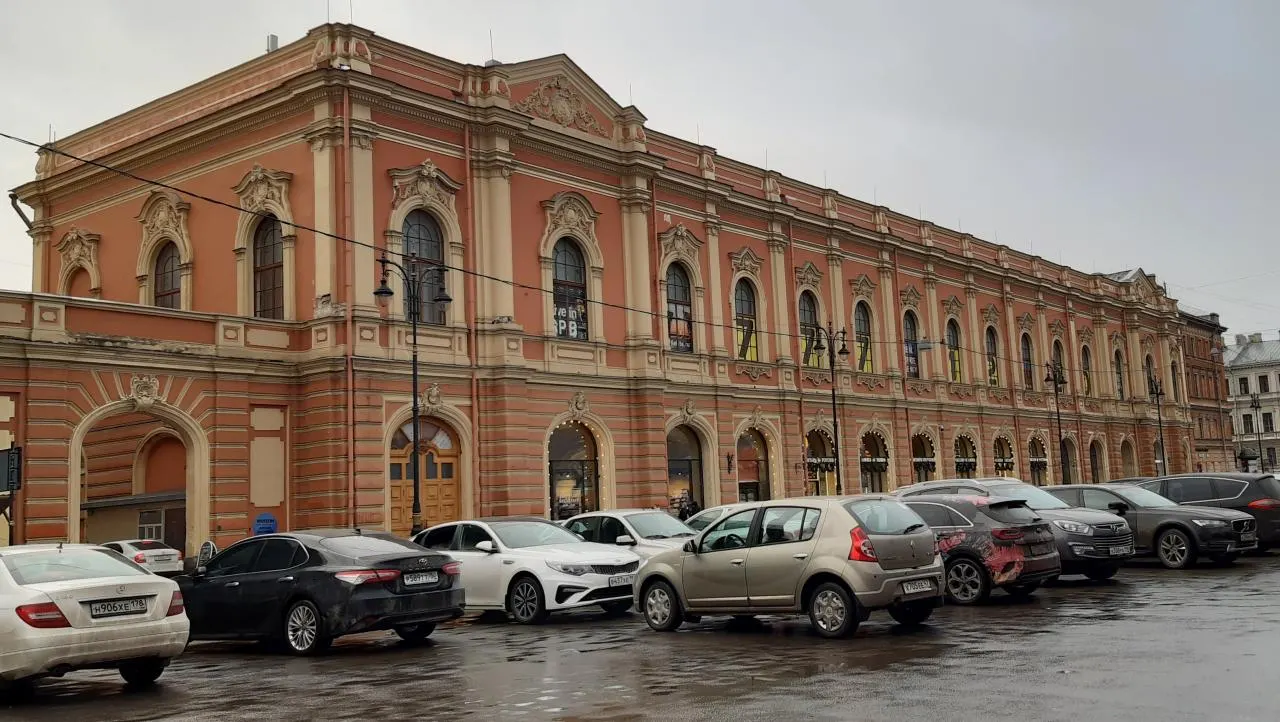 Ярмарка пройдет с 18 по 20 сентября в бывшем Конюшенном музее на Конюшенной площади; ожидаются сотни работ, встречи с художниками и лекции.