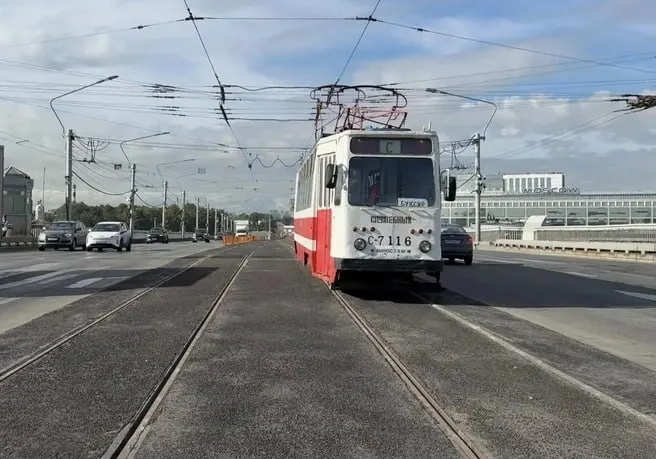 На мосту Александра Невского завершён первый этап работ: обновлено более 1800 метров путей и установлена новая гидроизоляция. Второй этап ремонта запланирован на 2027 год, будет заменено дорожное покрытие.