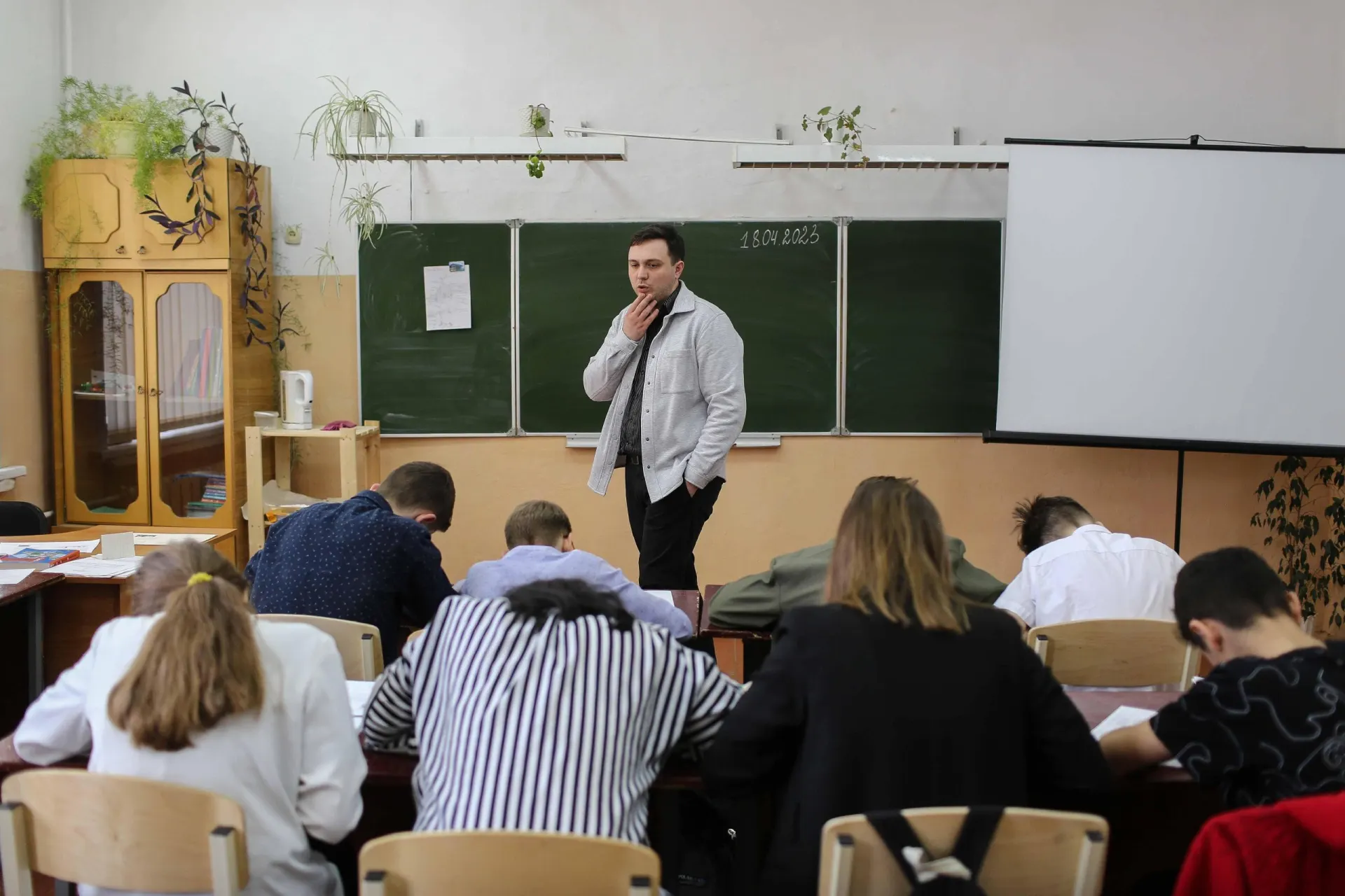 Минпросвещения добавило в школьную программу ещё один час истории; изменение коснётся не всех учеников.