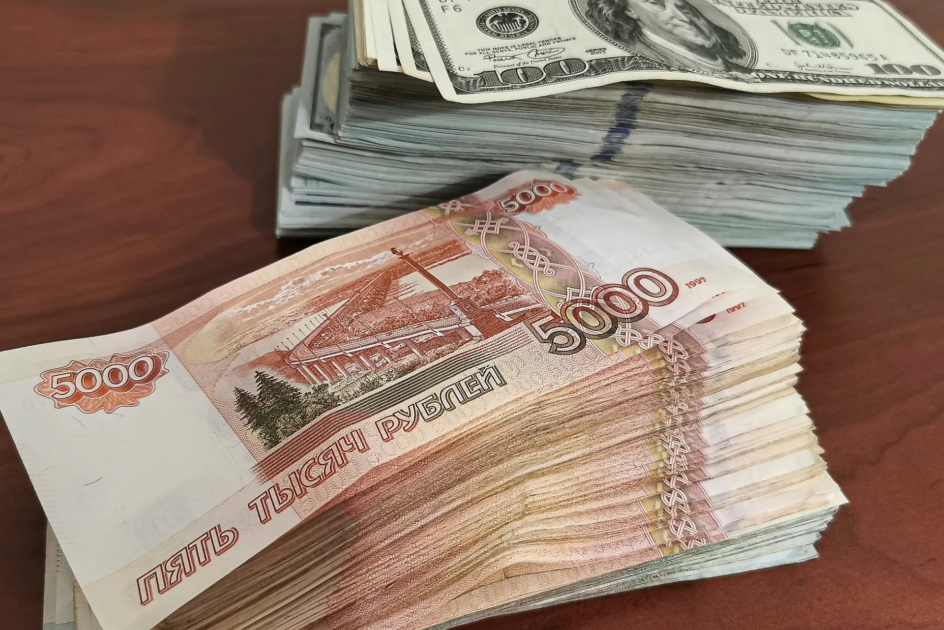 Аферисты, представляясь сотрудниками ФСБ, обманом заставили пенсионерку из Воронежа перевести крупную сумму.