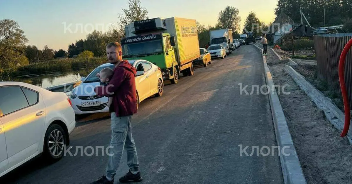 Из-за капитального ремонта дороги в Полесском районе движение перекрыто без предупреждений. Семья с младенцем и школьный автобус застряли в заторе примерно на два с половиной часа; ограничения действуют до 28 июня 2027 года.