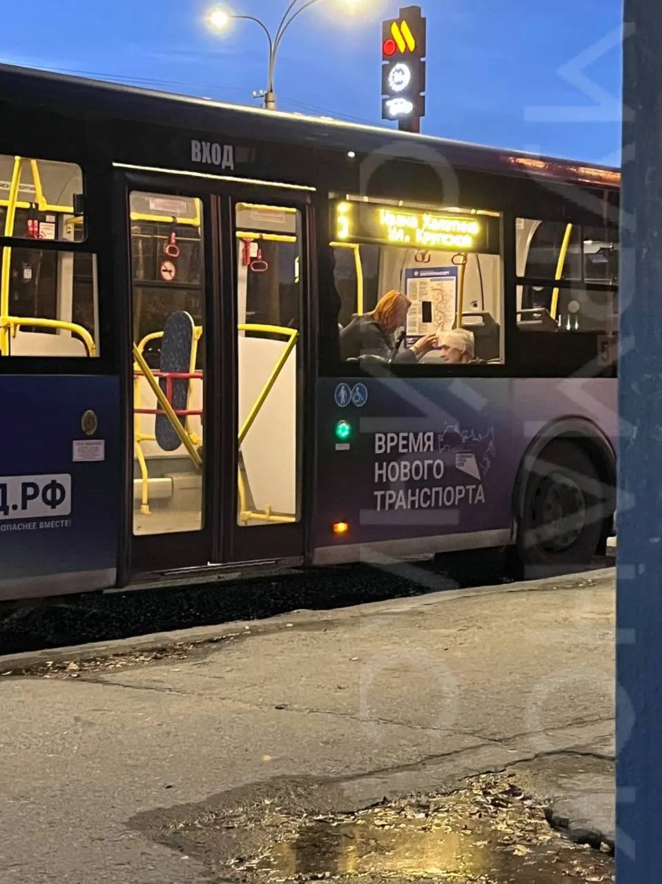 Пожилой мужчина попал под автобус на остановке Якорный переулок в Мурманске. На месте работают скорая помощь и полиция.