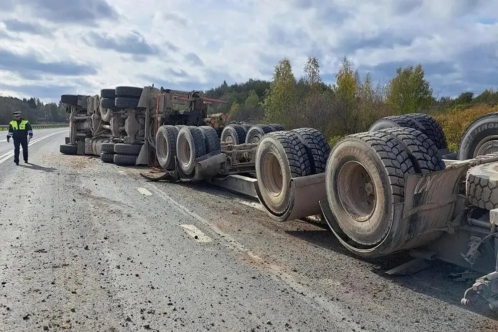 Лесовоз не справился с управлением, бревна упали на дорогу; водитель госпитализирован, пострадавших по другим данным нет.