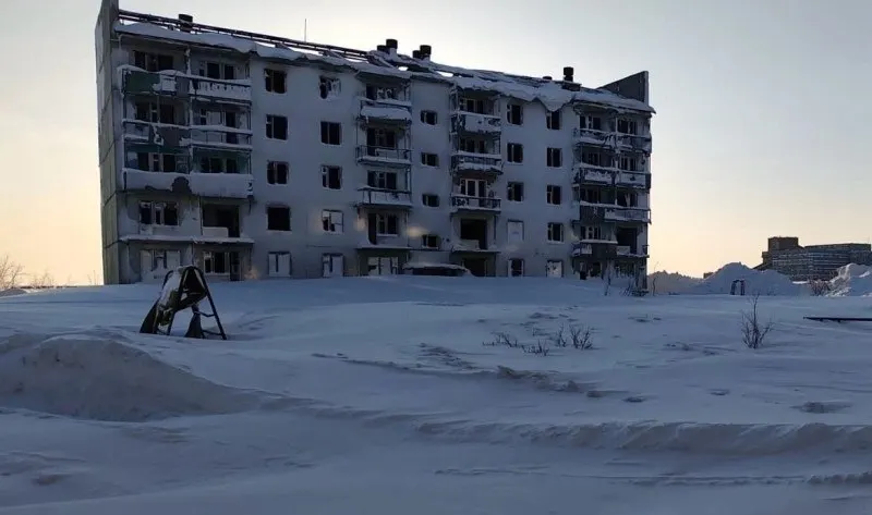 Власти остановили автобусное сообщение между городом и поселком Заполярный; населённый пункт рассматривается как неперспективный и планируют закрыть его в текущем году, остаётся только одна семья.