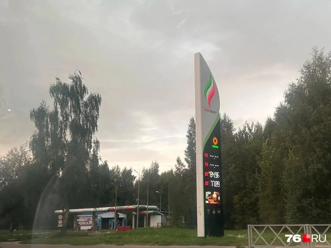 На маршруте в Ярославль зафиксированы очереди на заправках: на одной станции отсутствовал бензин 100-й марки, на остальных ситуация спокойнее, доступен дизель.