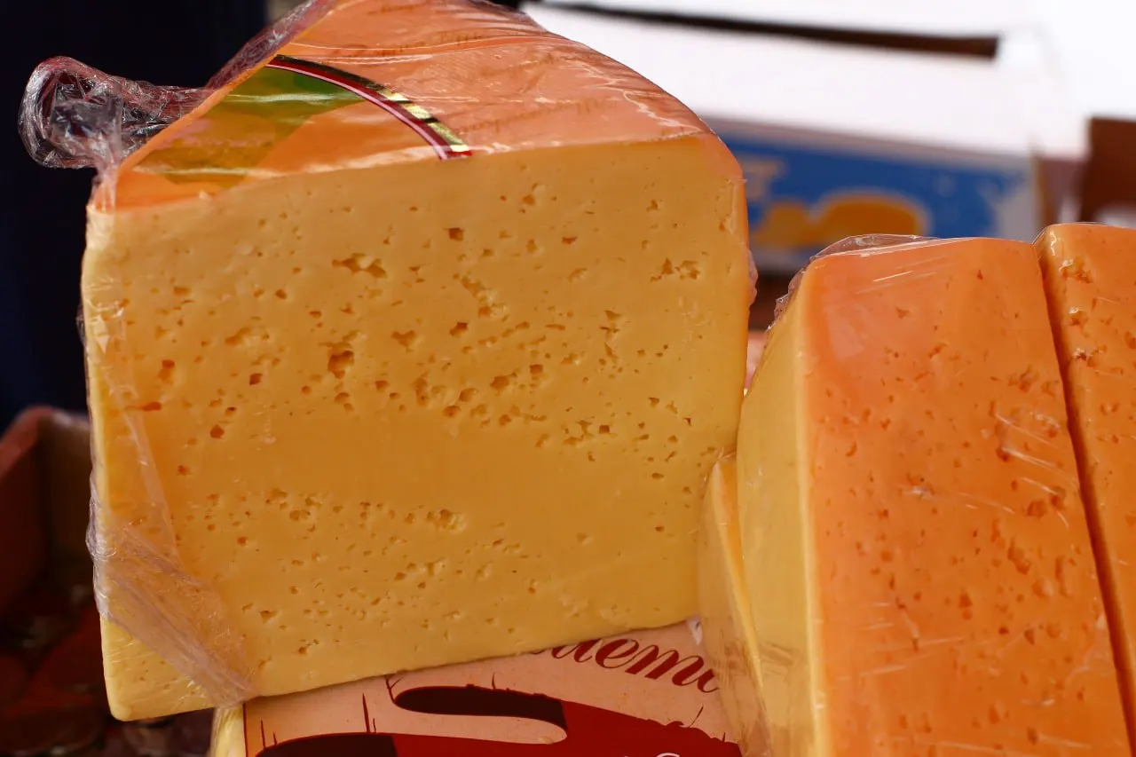 У продавцов масла, сметаны, сыра, творога, свиного шашлыка и куриного фарша не оформлялись ветеринарные документы в период с 1 августа по 6 сентября; Россельхознадзор предупреждает о незаконной торговле такой продукцией.
