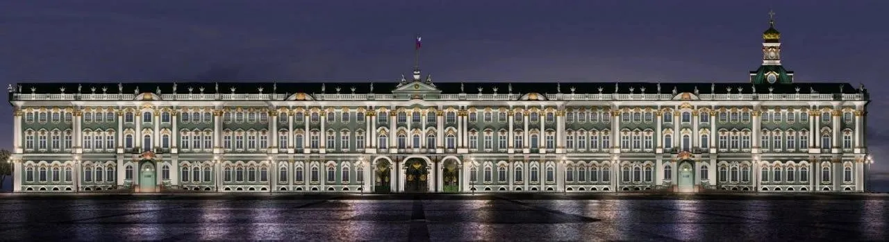 Работы затронут фасады Зимнего дворца и набережную до Эрмитажного театра; обновят светильники, кабели и прожекторы. Старое освещение фасада создано в 1994 году.