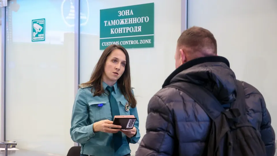 Новый указ ограничивает вывоз за пределы страны более 100 граммов золота в слитках и наличные в эквиваленте свыше 10 тысяч долларов, вводит требования к происхождению средств и усиление контроля.