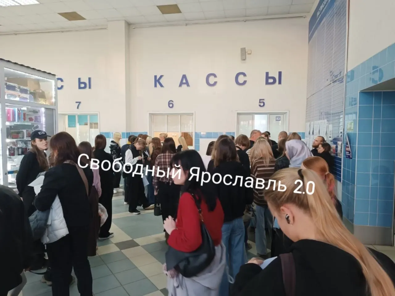 Две кассы работают с 07:30 до 19:00 для оформления и пополнения школьных и студенческих проездных; планируется открыть дополнительные окна, чтобы сократить очереди.
