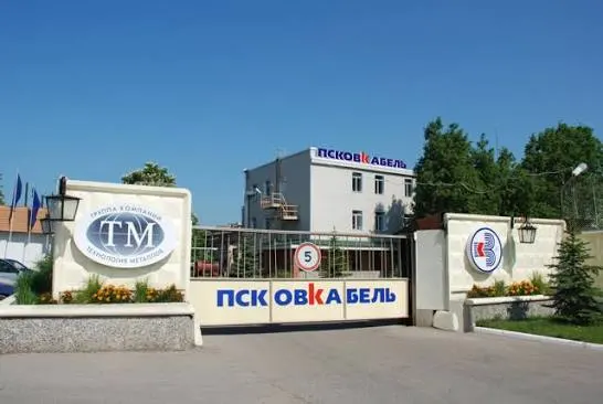 После банкротства завода «Псковкабель» его территории рассматривают как площадку под жильё; активы купили структуры AKRON HOLDING, аффилированные с Ростехом; напротив — офис застройщика SKANDINAVIA.
