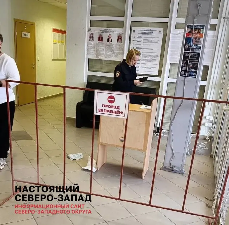 Пьяный участник голосования повредил бюллетени в Нарьян-Маре; задержан и доставлен в участок. Событие стало поводом для обсуждения на участках.