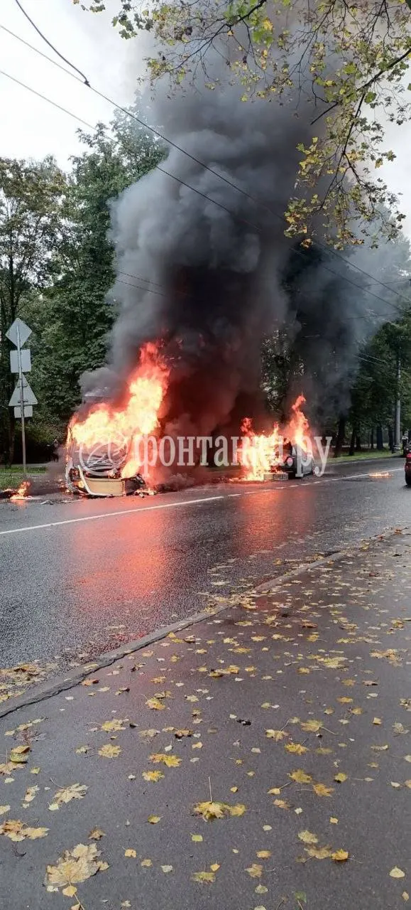 Два автомобиля загорелись на Институтском проспекте. На месте работают пожарные и сотрудники полиции; причины возгорания устанавливаются.
