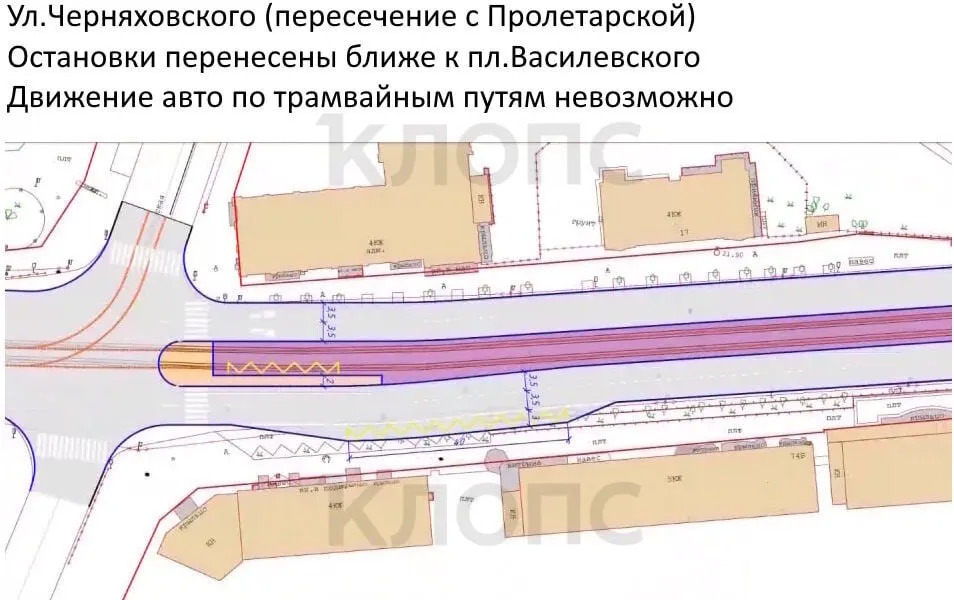 Эксперты указывают на проблемы посадки на проезжей части и затруднения на остановках; предлагается обособление путей от площади Победы до Озёрного проезда и перенос маршрута на центральную полосу, а также создание единой посадочной платформы у Музея янтаря.