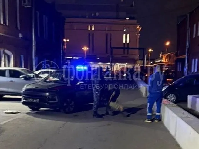 Неуравновешённый мужчина повредил автомобиль скорой помощи на Лиговском проспекте, задержан.