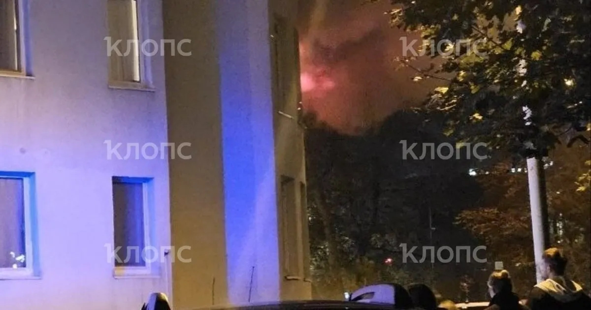 Пожар в многоквартирном доме на улице Орудийной произошёл на втором этаже; площадь возгорания — 25 кв.м; причины устанавливаются.