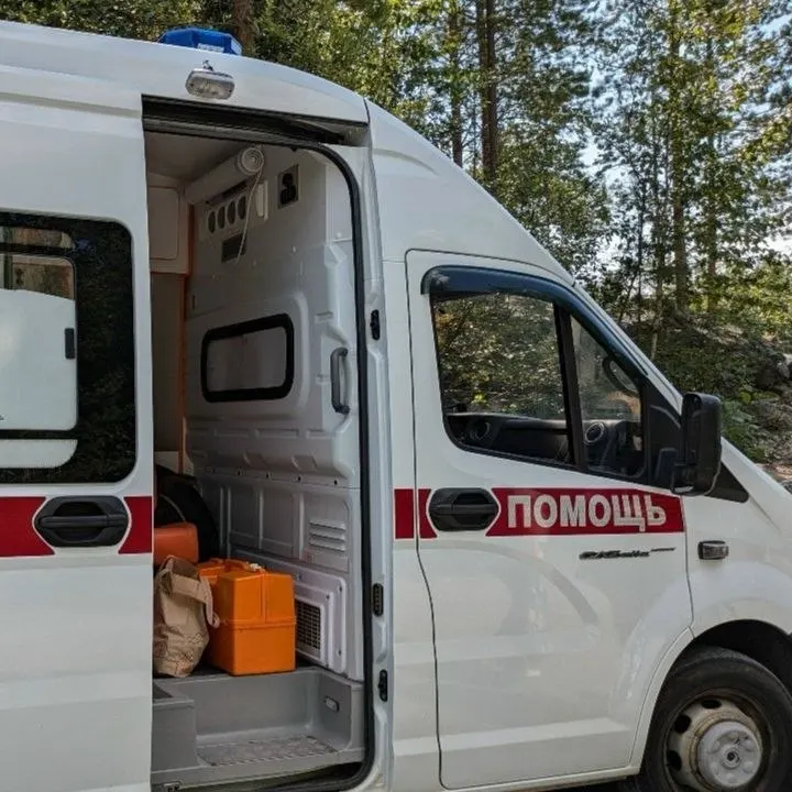 Задержки диспетчера и перенаправление вызова между районами поставили под угрозу жизнь мужчины; супруге пришлось самостоятельно добираться до медицинской помощи.