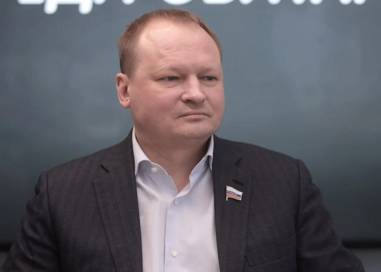 Депутат от Псковской области Антон Мороз стал членом комитета по физкультуре и спорту; Александр Козловский вошёл в комитет по промышленности и торговле; Борисов — один из заместителей фракции «Единая Россия» через Марий Эл.