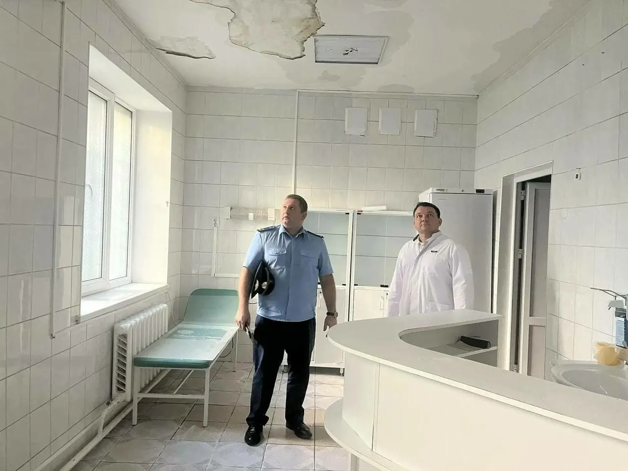 Прокуратура проверяет ситуацию в поликлинике №4 на Университетской: выявлены нарушения и задержка графика ремонта; вопрос взят на контроль.