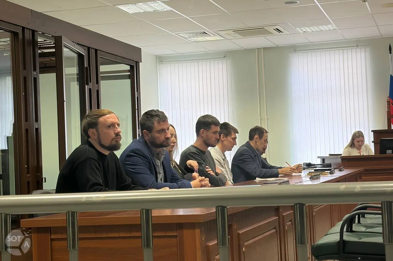 В Санкт-Петербурге завершилось заседание по делу о порчи «Блокадного трамвая»; стороны обсуждали статус памятника и квалификацию действий подсудимых.