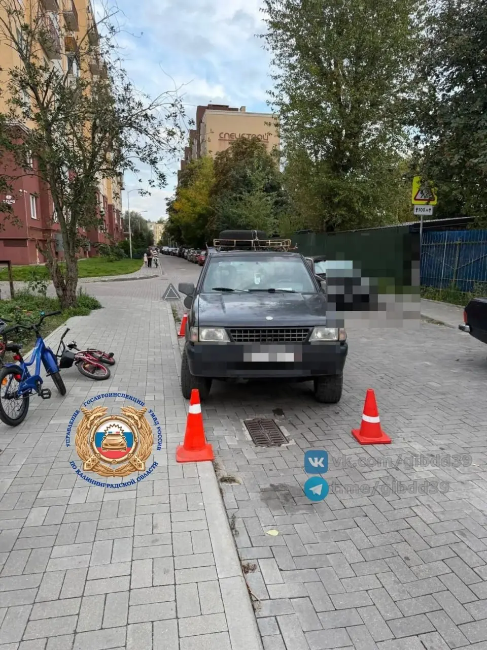 Ребёнок на велосипеде получил травмы после наезда Opel во дворе жилого дома.