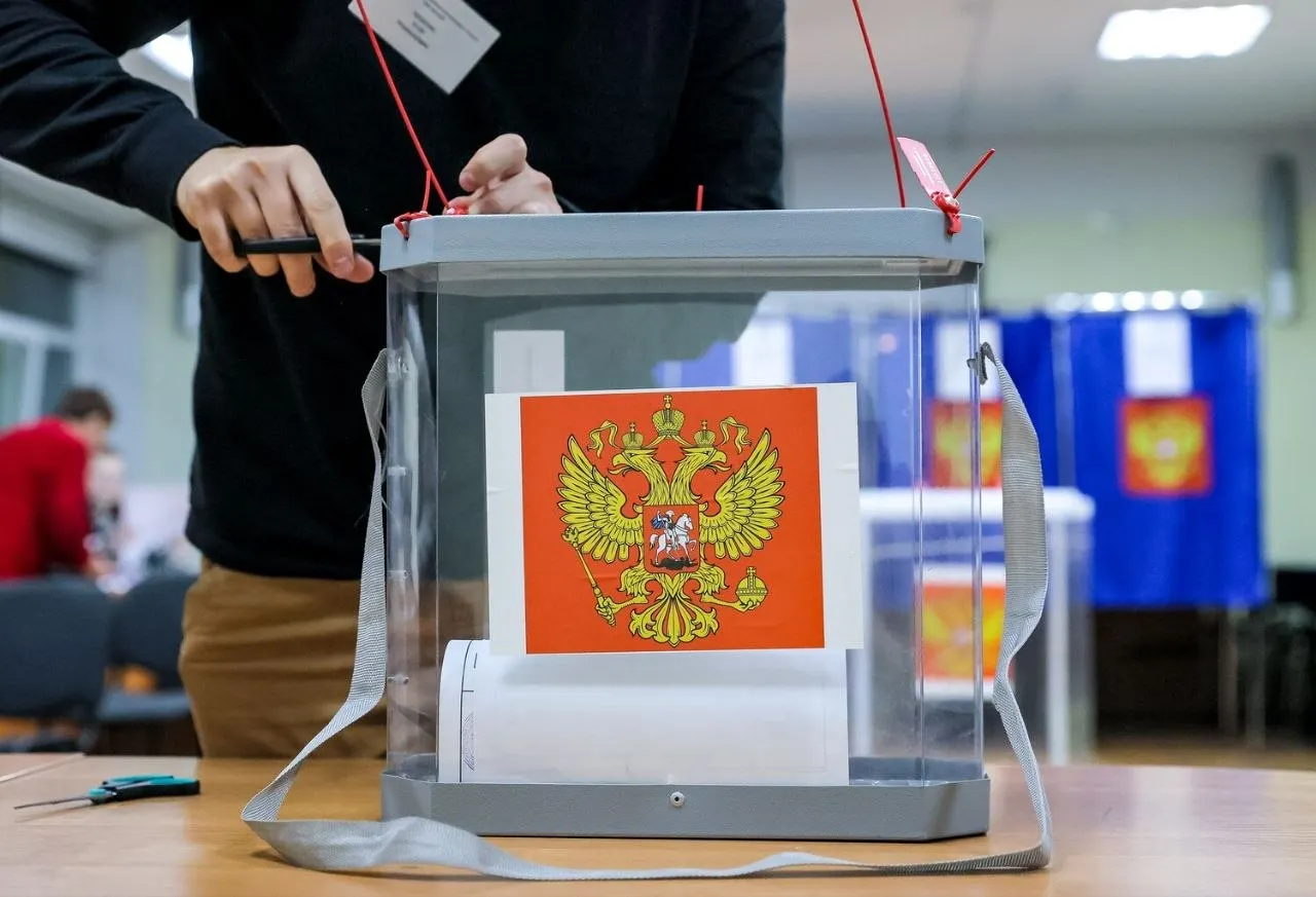 По данным экзит-полов лидирует «Единая Россия» с 53,5%, за ней — КПРФ 14,5%, ЛДПР 10,1%, «Новые люди» 8,4%, «Справедливая Россия» 6,0%, Партия пенсионеров 2,8%, испорченные бюллетени 1,5%; 37% опрошенных не определились.