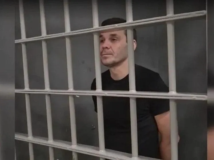 Гражданин России и Швеции Максим Артемов получил 14 лет колонии строгого режима, два года ограничения свободы и штраф 200 тысяч рублей по делу о госизмене; дело связано с переводами средств военнослужащему ВСУ.