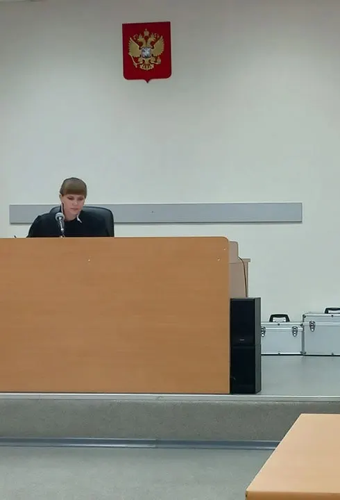 В городском суде Карелии продолжается процесс охранника ресторана, обвиняемого в причинении травмы подполковнику полиции, прокуратура просит условное лишение свободы.