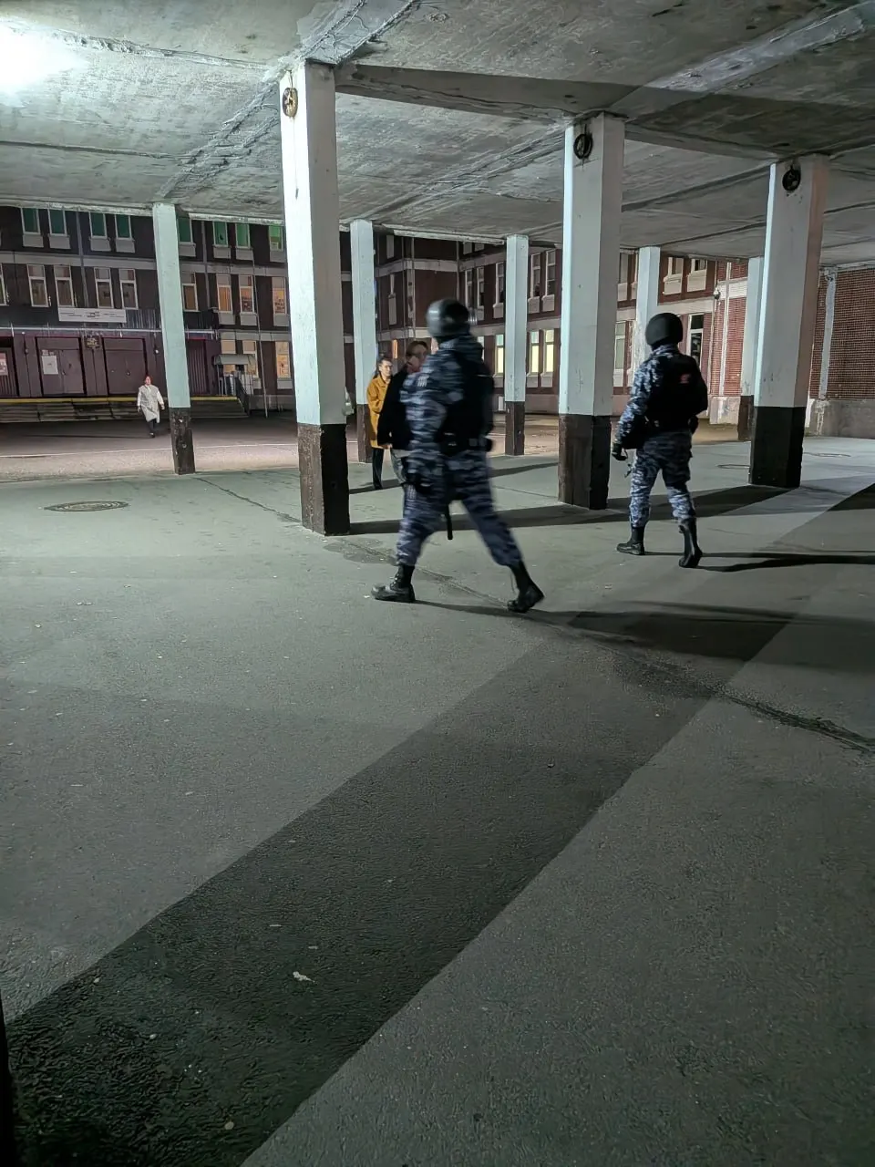 После сообщения о минировании на участке №986 эвакуировали людей; здание осмотрели росгвардейцы, спустя примерно 20 минут вернули доступ внутрь. Одна из кандидаток заявила, что вернуться на участок ей не удалось.