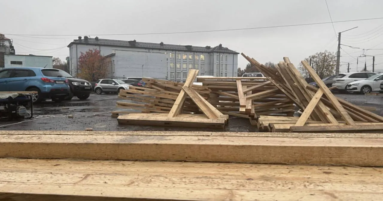 Строительство торгово-делового центра с парковкой на 100 мест началось в Мурманской области. Срок окончания — 2028 год.