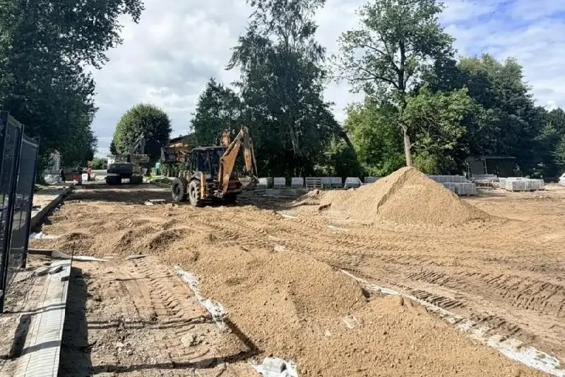 Завершаются работы по благоустройству привокзальной площади Полесска и реконструкция соседнего сквера; планируется завершение до конца года.