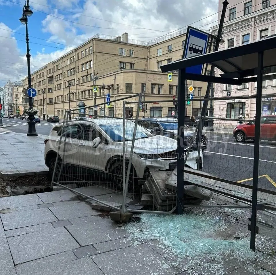 На перекрёстке Невского проспекта и Полтавской улицы автомобиль ударил по остановке. Пострадавших нет по предварительным данным; обстоятельства ДТП устанавливаются.