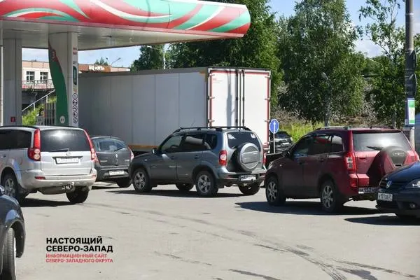 На отдельных заправках Архангельска и Северодвинска отмечены цены на бензин до 148 рублей за литр; на некоторых станциях действует ограничение отпуска топлива.