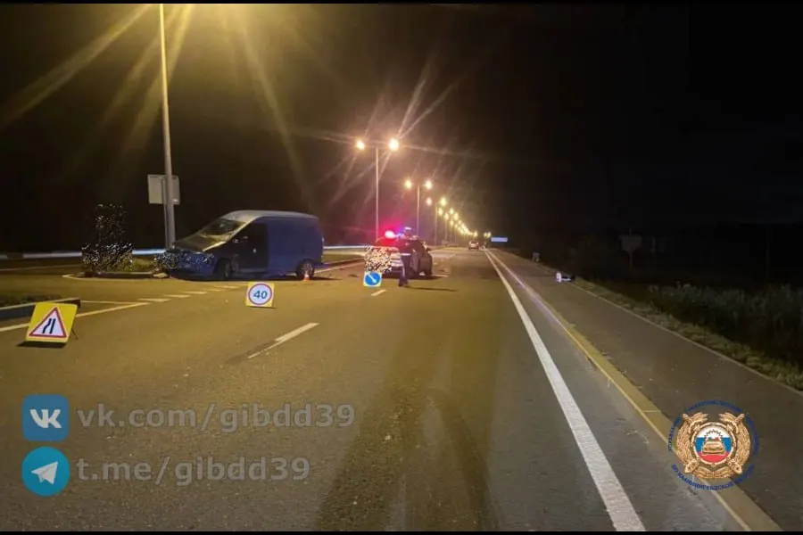 Вечером 1 сентября на подъезде к Зеленоградску произошло дорожно-транспортное происшествие с участием двух автомобилей. Несовершеннолетний пассажир получил травмы и был госпитализирован.