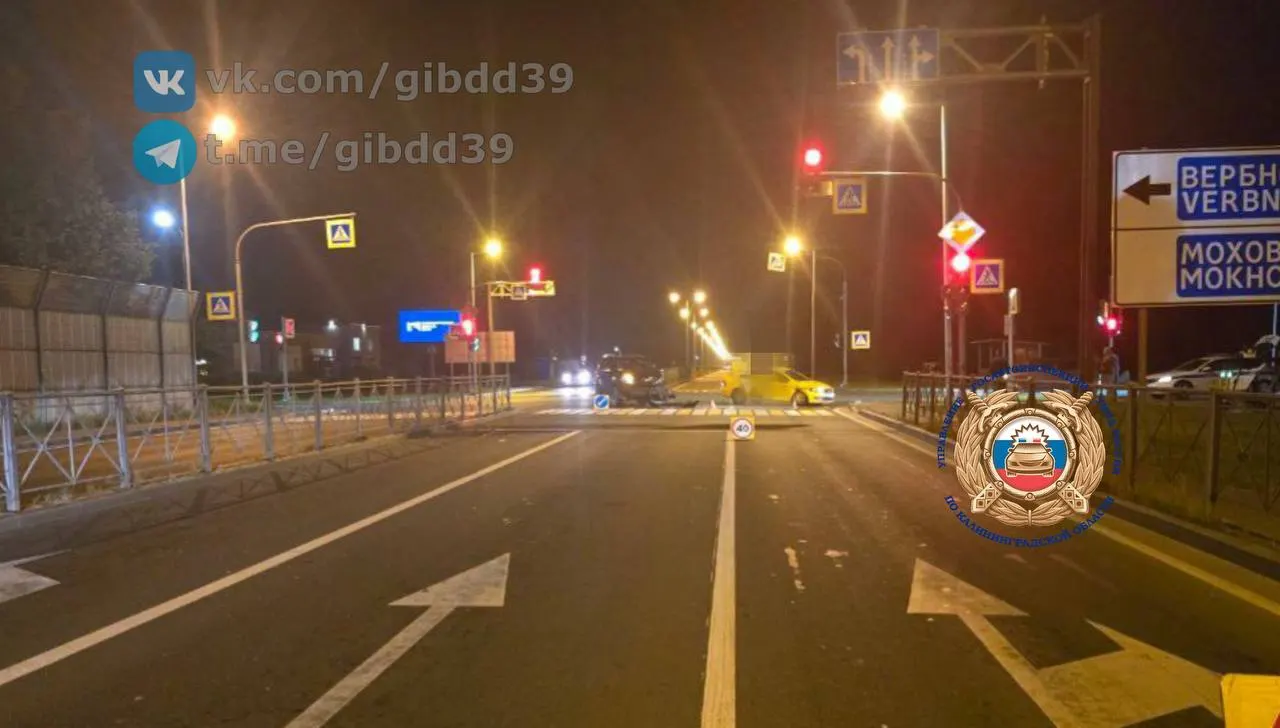 Два пассажира такси получили травмы; на месте работают полицейские, устанавливаются причины ДТП.