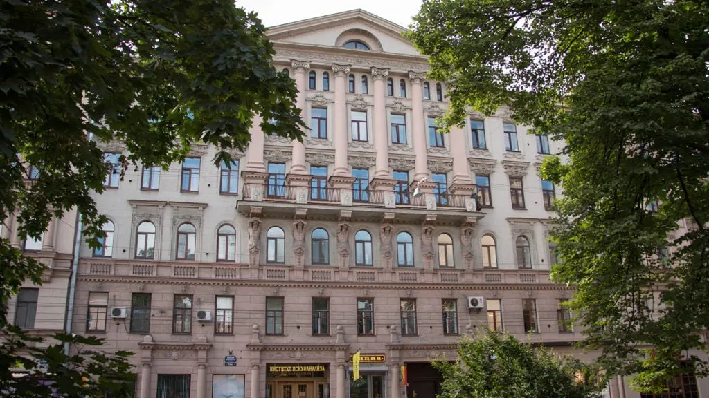 Ректор ВЕИП назвал происходящее попыткой рейдерского захвата; рассматривается расторжение договора и ряд инцидентов вокруг здания.