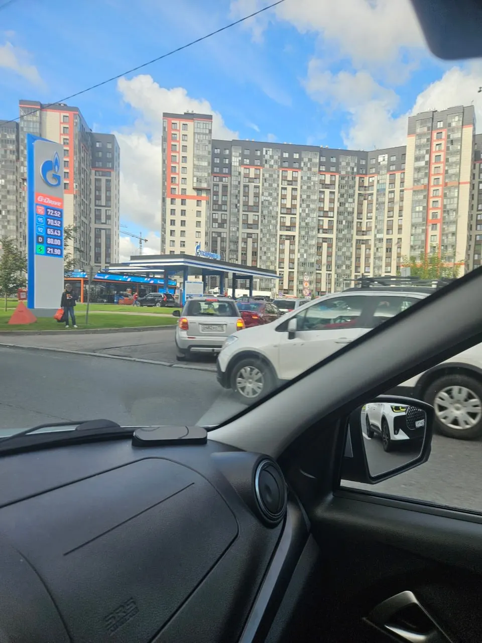 В Санкт-Петербурге водители сообщают о длинных очередях на заправках на фоне ограничений поставок топлива.