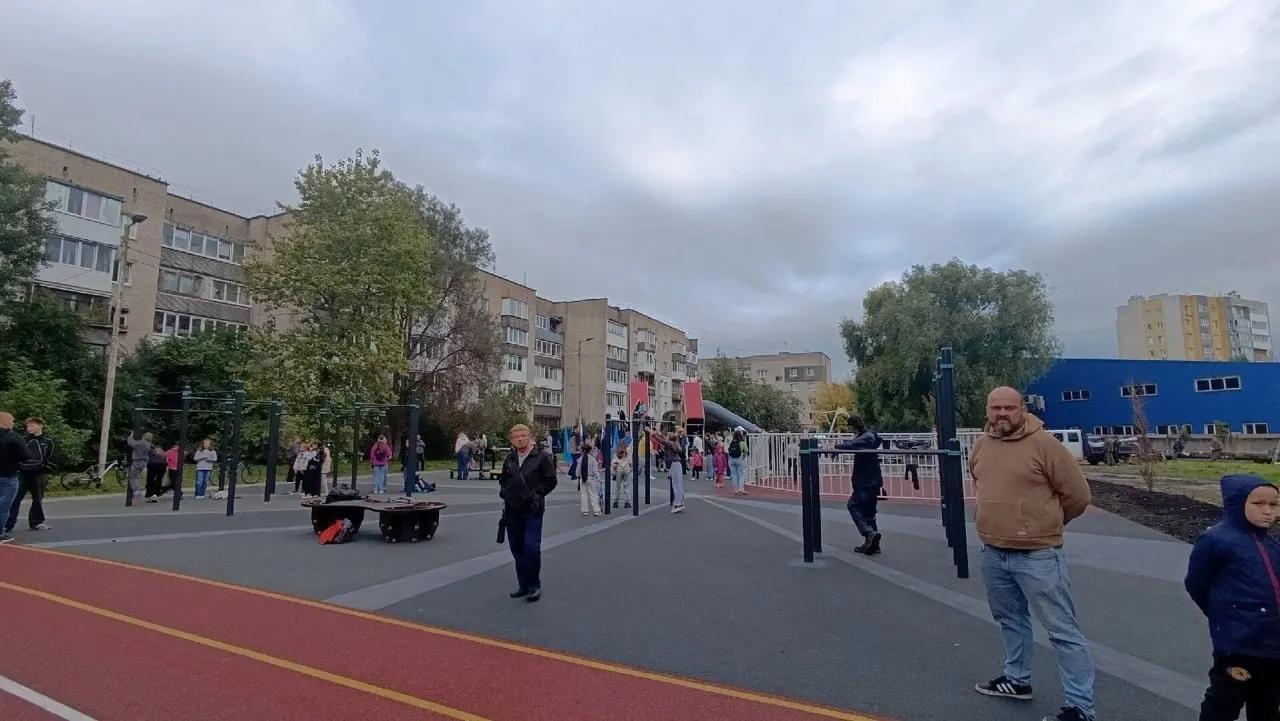 В Московском районе Калининграда открыли новую спортивную площадку и детский городок по адресу ул. Дзержинского, 44; планируется развитие инфраструктуры района.