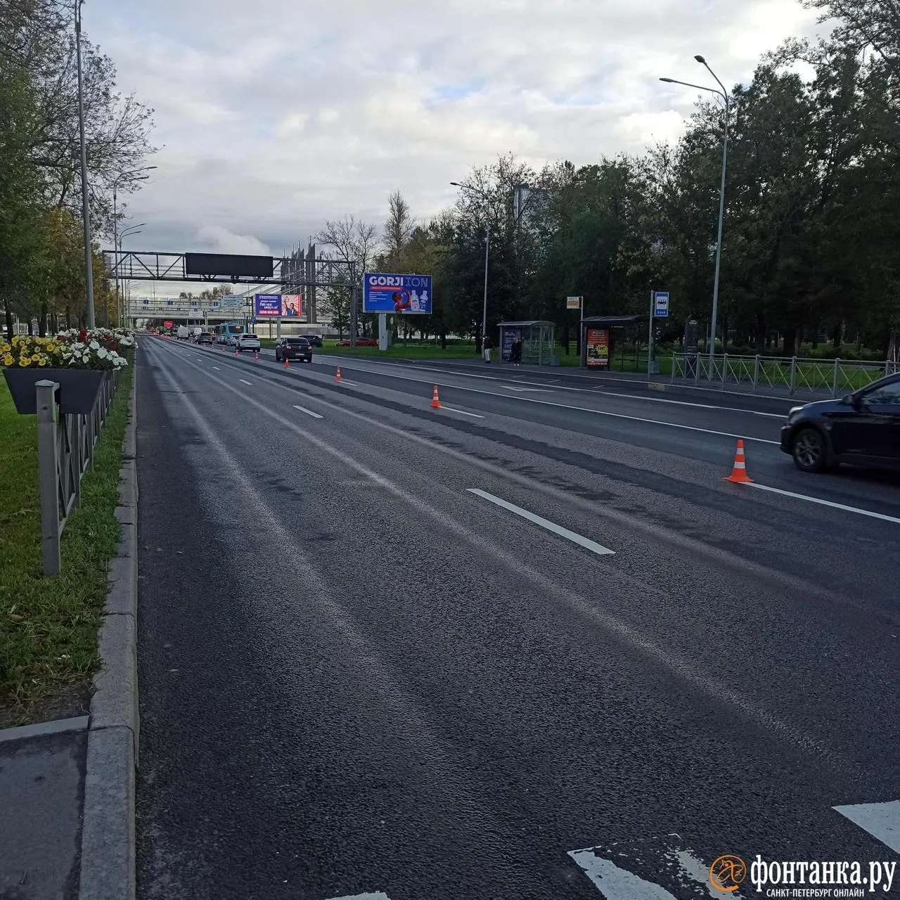 Из-за марафона в центре города введены ограничения на движение; местами возникают заторы, а общая загруженность дорог невысока.