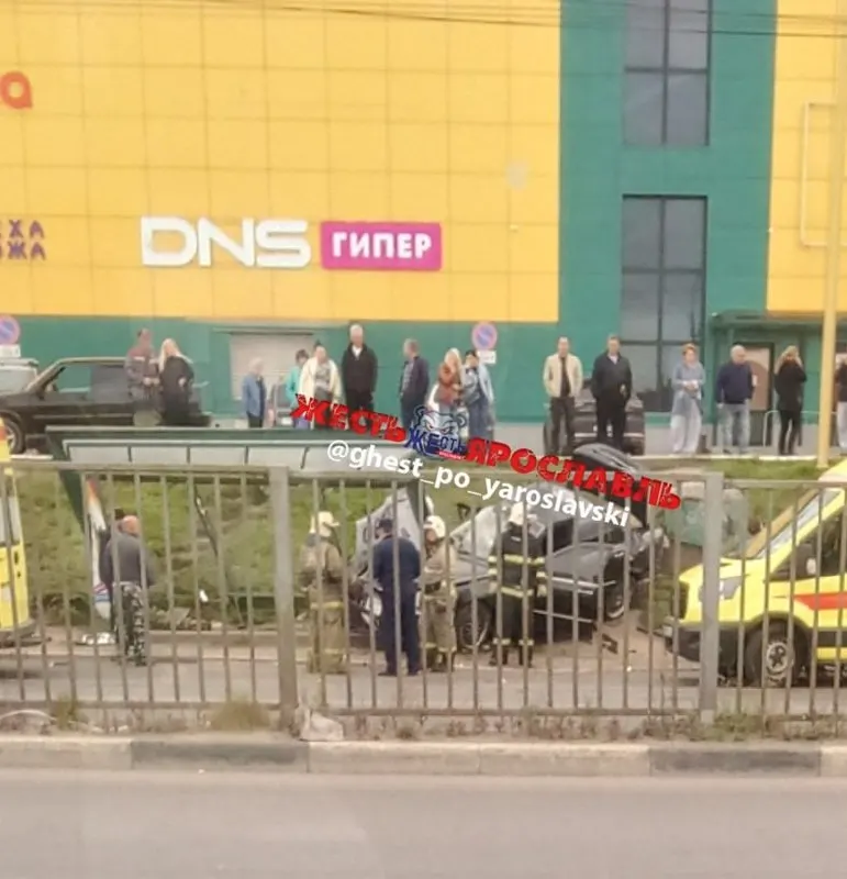 Очевидцы сообщили о пострадавших. На место прибыли полицейские, детали уточняются.