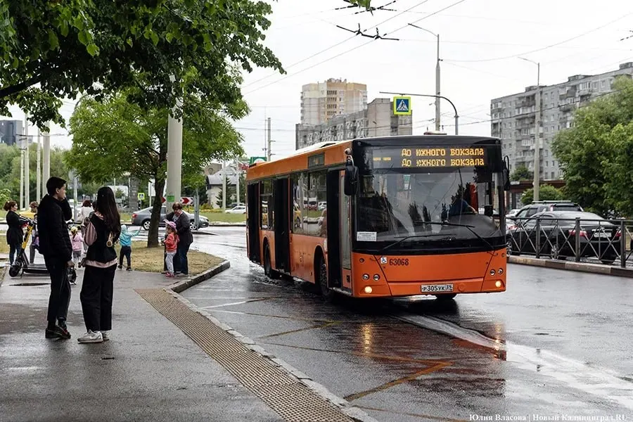 Город обновляет подвижной состав: троллейбусы и автобусы стали низкопольными, планируется закупка новых автобусов и ремонт трамвайных путей.
