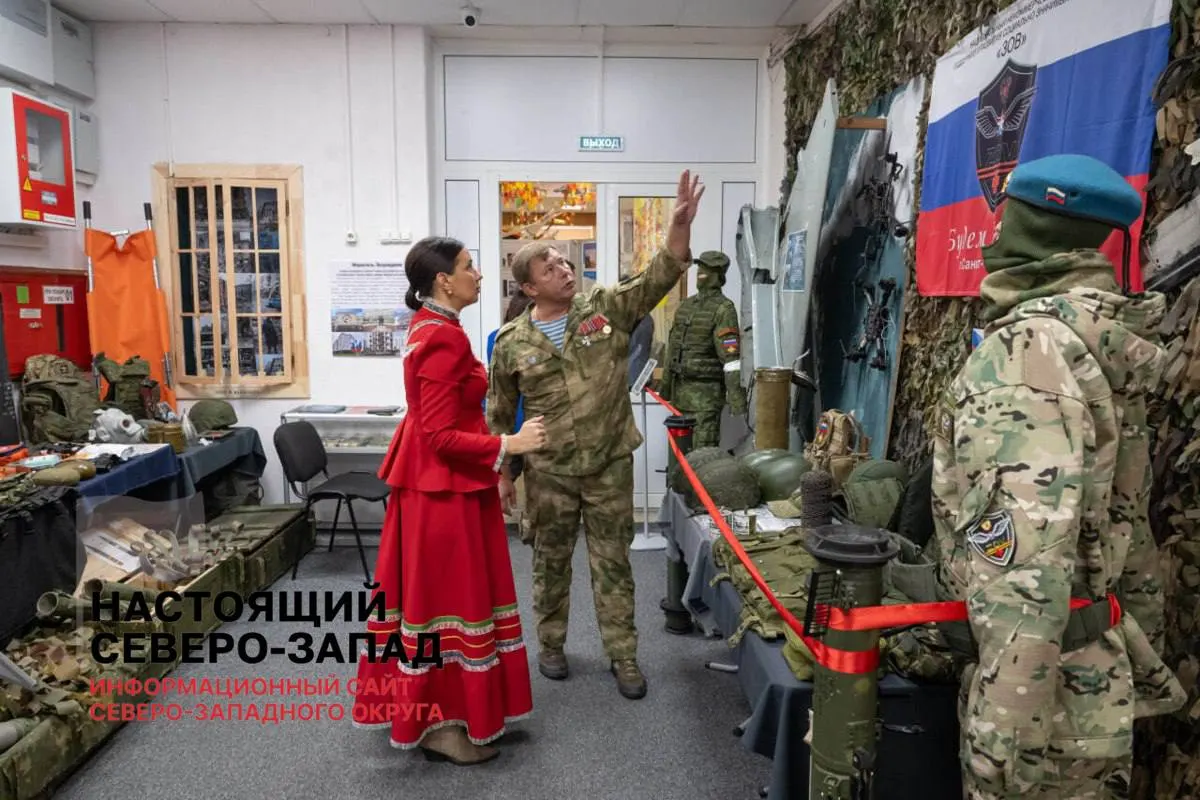 УИК №929 Красногвардейского района голосует внутри музея, среди экспонатов выставлены кабинка и урна; процедура проходит в необычных условиях экспозиции.