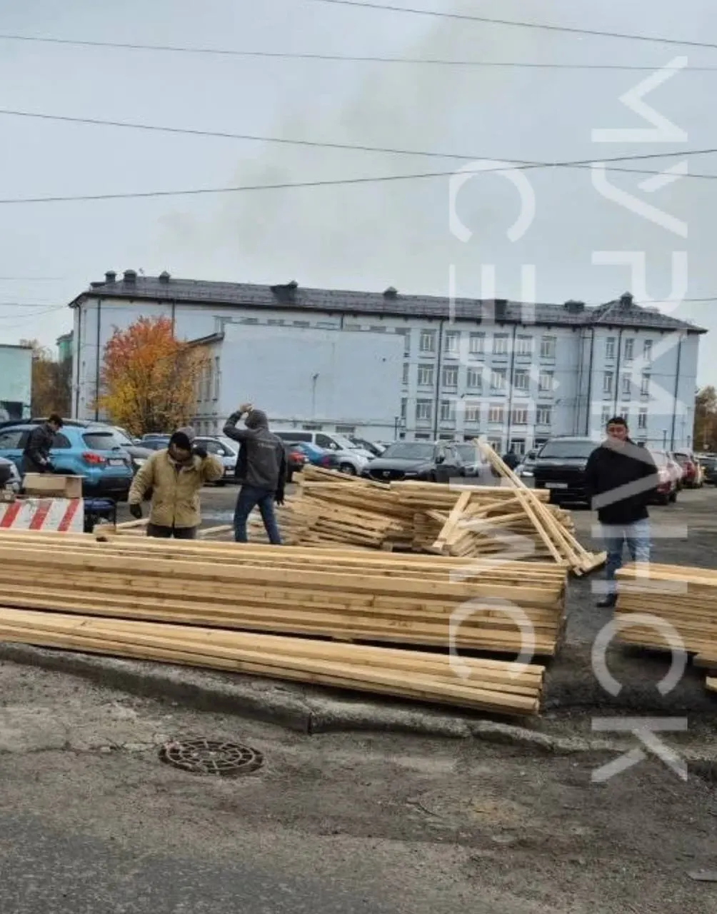 На пустыре у Ленинградской улицы в Мурманске ведутся работы над торгово-деловым комплексом с парковкой на 130 мест. Ранее обсуждались другие варианты, в том числе смотровая площадка.
