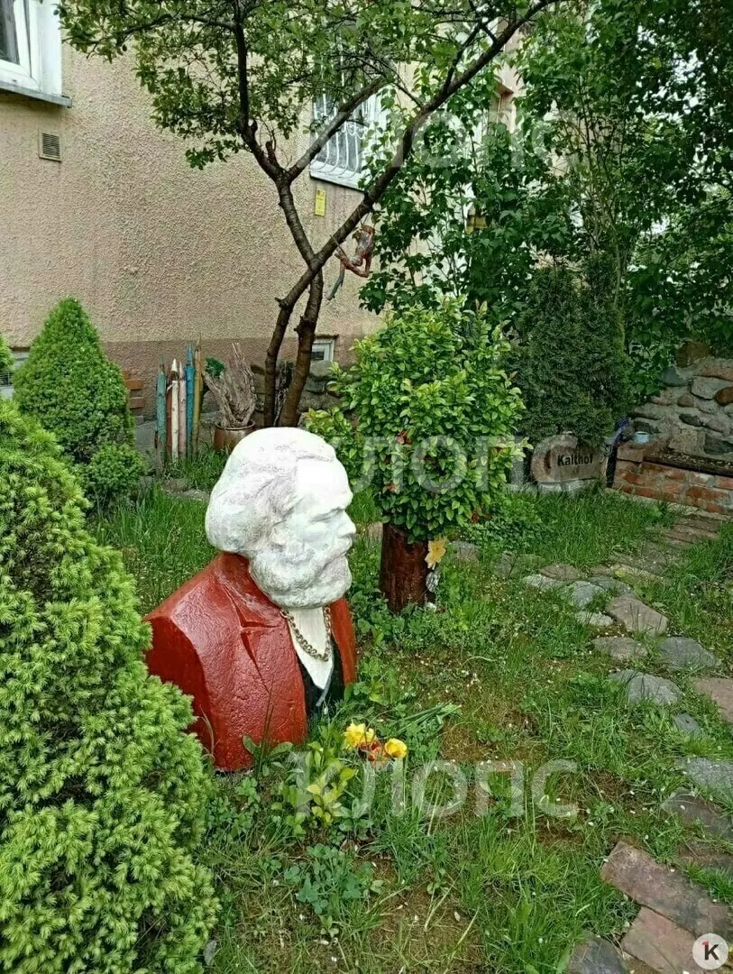 В Калининграде бюст Карла Маркса повреждён; автор делится историей создания арт-объектов и реакцией жителей.