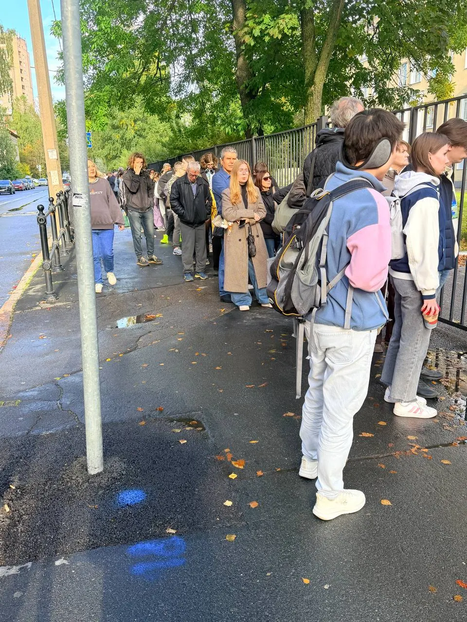 На участках в Санкт-Петербурге часть избирателей не успела проголосовать из-за длинных очередей и ограничений.