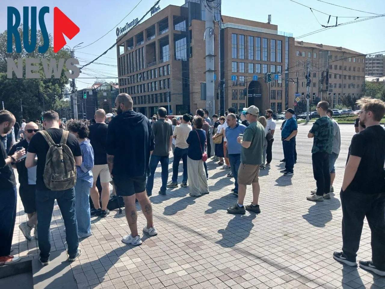 У посольства России в Ереване к полдню выстроилась очередь из около тысячи избирателей; рядом проходит митинг участников пацифистских инициатив и правозащитников.