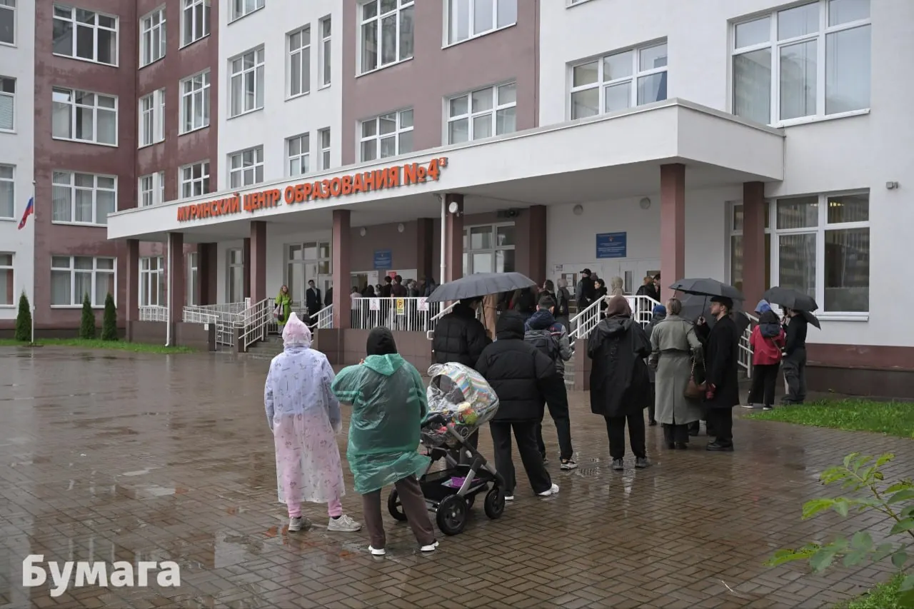 К полудню очереди у участков в центре города и в Красносельском районе не были масштабными, однако у муринского участка ситуация выглядела заметнее.