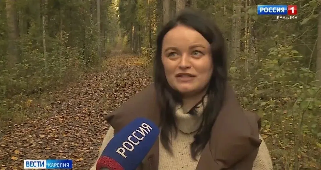 Карельская жительница рассказала о встрече с медведем на расстоянии около 5 метров: зверь на секунду взглянул на нее — и они разошлись. В регионе за год зафиксировано около 70 подобных случаев, звери людям вреда не наносили.