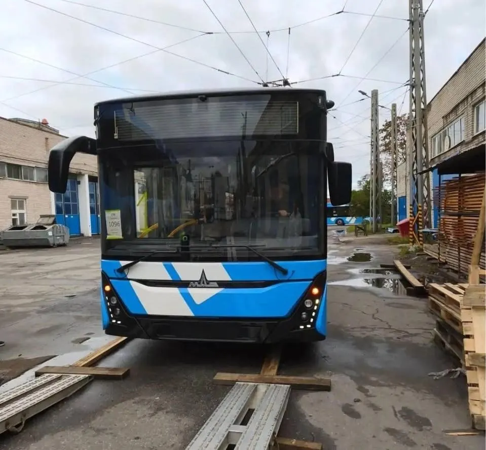 Доставка первых троллейбусов МАЗ в Санкт-Петербург стартовала по контракту на 86 машин; поставку завершат до конца года, сообщили чиновники.