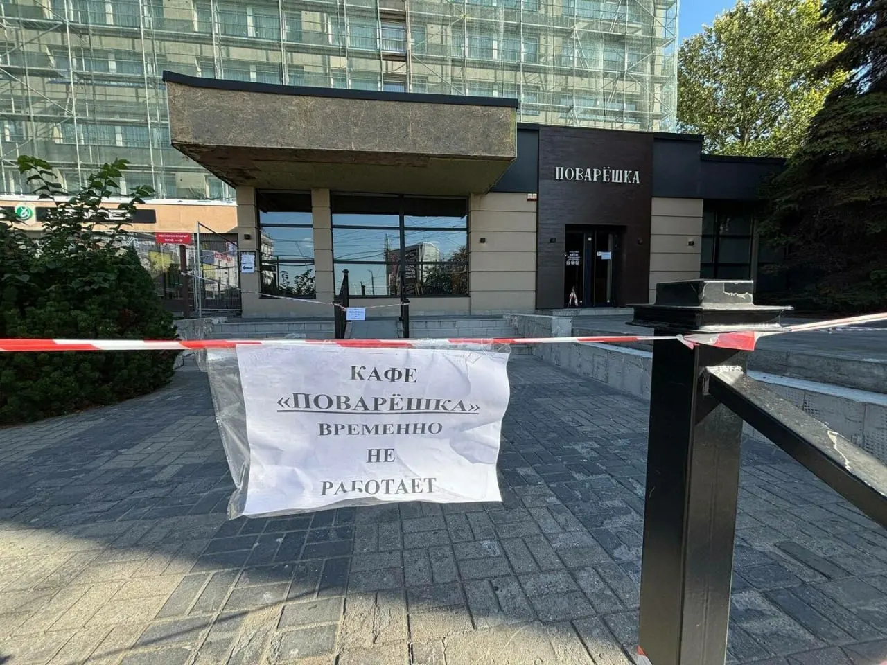 Потолок обрушился в кафе на Ленинском проспекте, 81. Пострадал посетитель.
