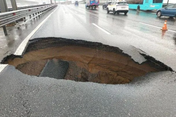 На 32-м километре кольцевой автодороги вокруг Санкт-Петербурга произошел провал полотна после ливня; пробка достигла около 6 км. На месте работают специалисты, участок оцеплен.